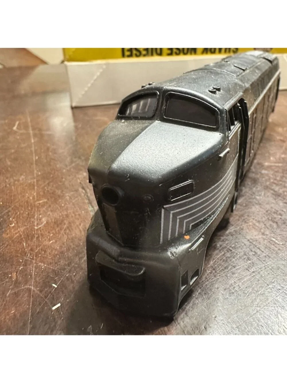 ROCO Shark Nose HO Diesel Engine Black with Five Stripes